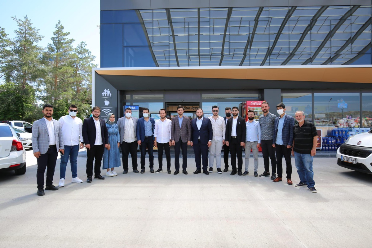 AK Parti Gençlik Kolları MKYK Üyesi Güdek, Sivas\'ta gençlerle buluştu