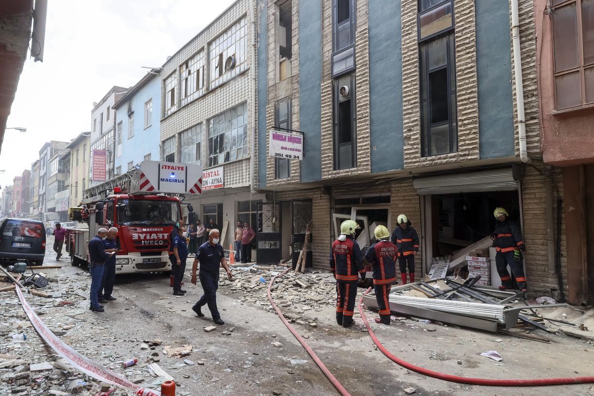 Ankara Siteler\'de bir binada meydana gelen patlamada 2 kişi yaralandı