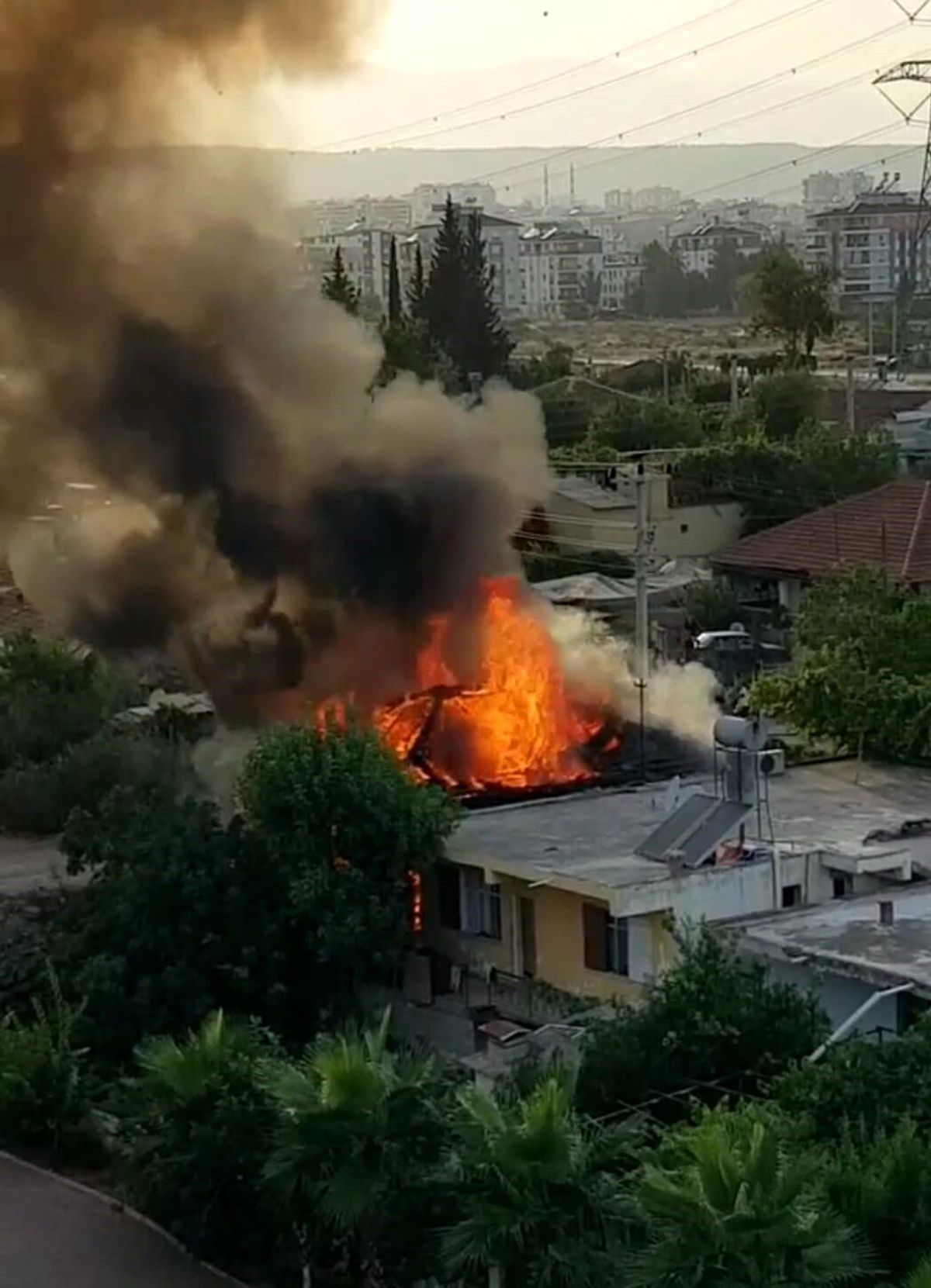 Antalya\'da müstakil ev alev topuna döndü