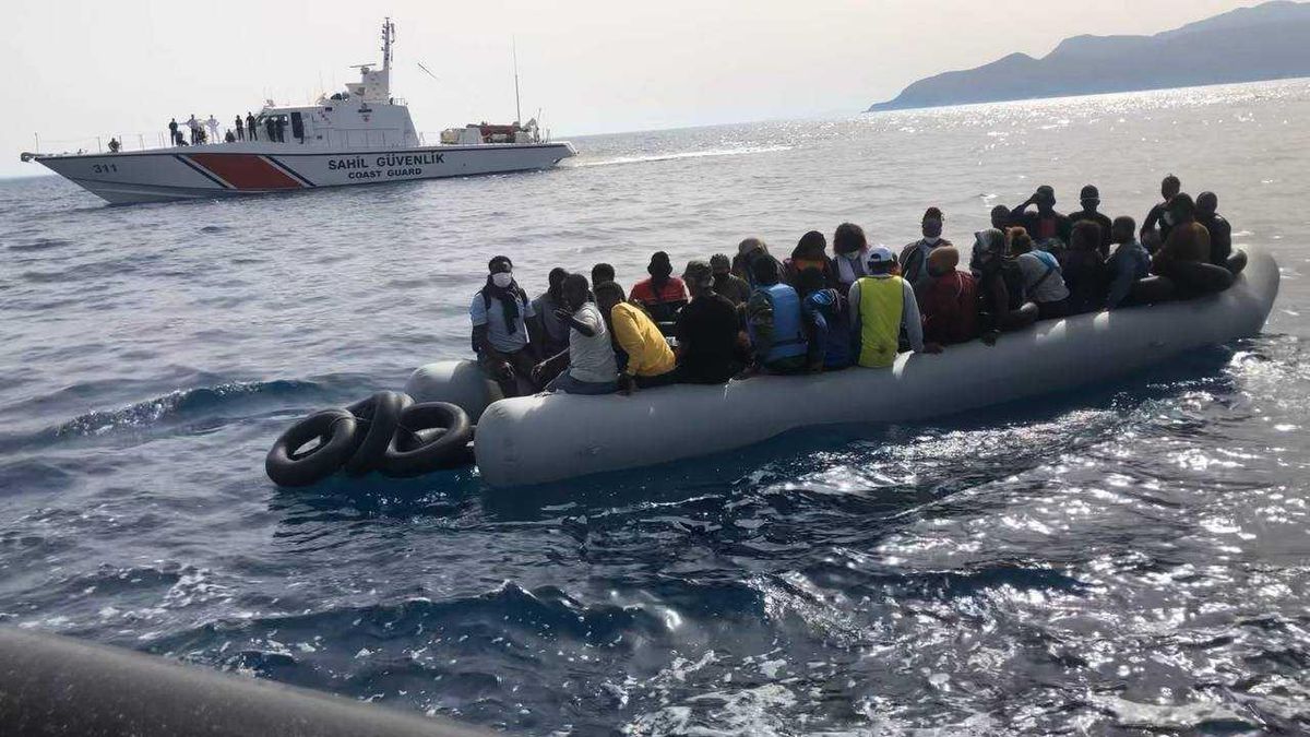 Aydın\'da Türk kara sularına itilen 39 düzensiz göçmen kurtarıldı