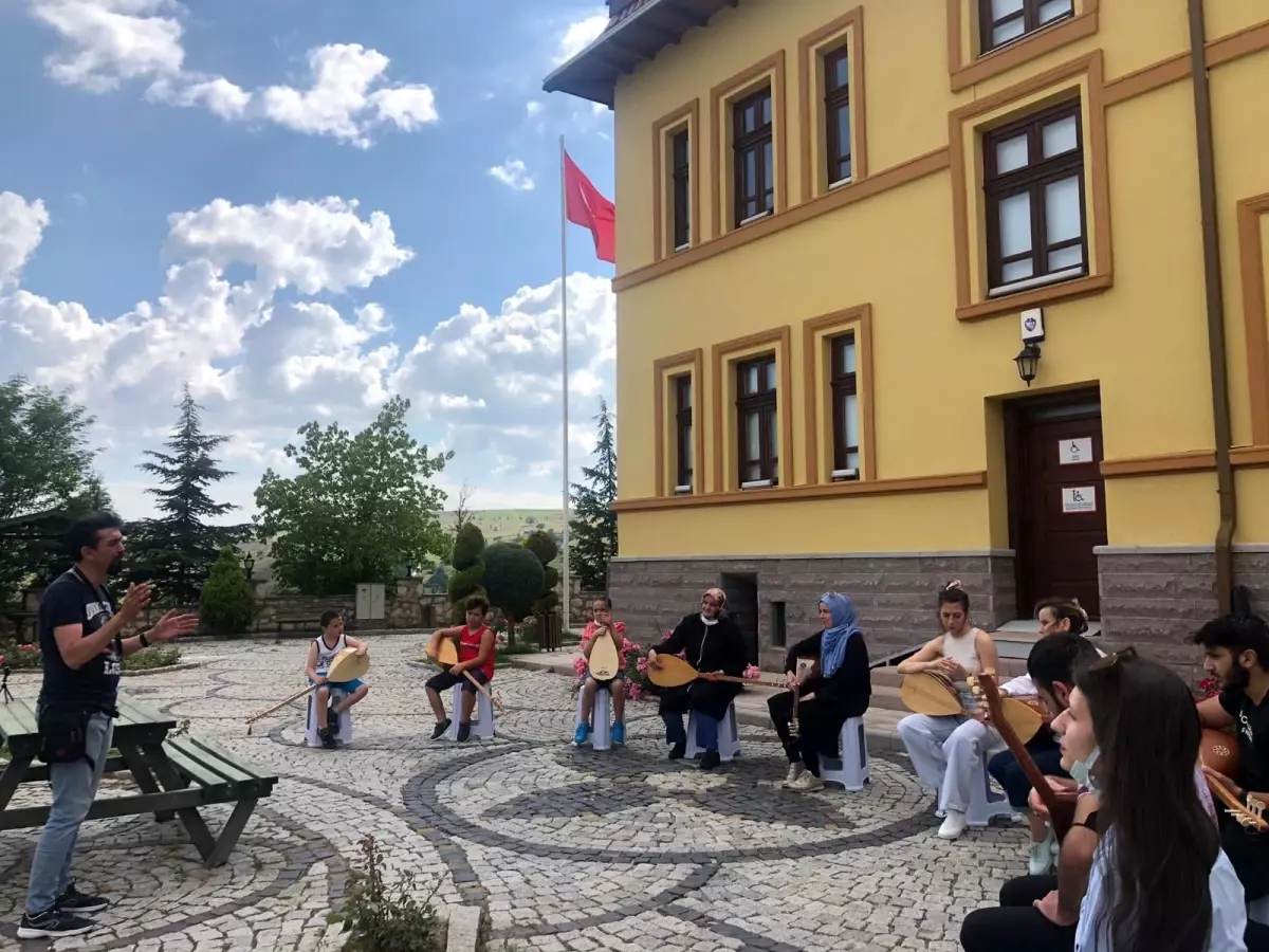 Bağlama kursu öğrencileri müzede mini bir konser verdi