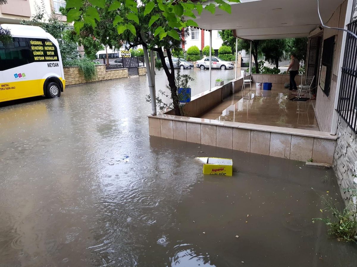 Balıkesir\'de cadde ve sokaklar dereye döndü, bir işletmenin sundurması çöktü