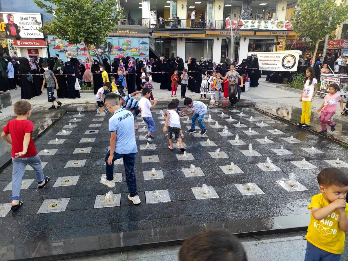 Son dakika haber | Batman\'da sıcaktan bunalan çocuklar, fıskiyelerin altında serinlemeye çalıştı