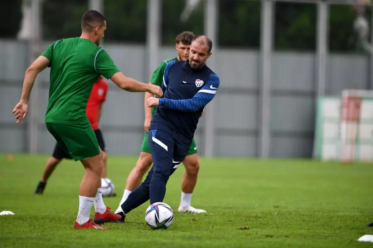 Bursaspor Teknik Direktörü Mustafa Er ve yardımcısı Batalla\'dan özel ders