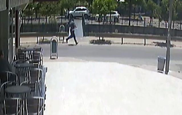 ÇANTA ÇALIP, OTOMOBİLLERİN LASTİĞİNİ KESEN ŞÜPHELİ YAKALANDI