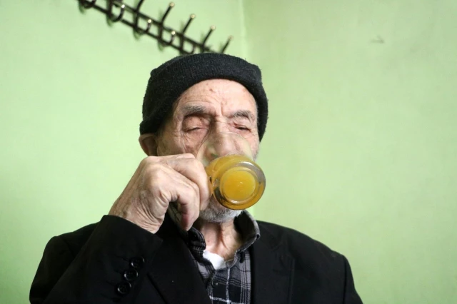 110 yaşındaki Mahmut dede, günde 2 litre kola içiyor