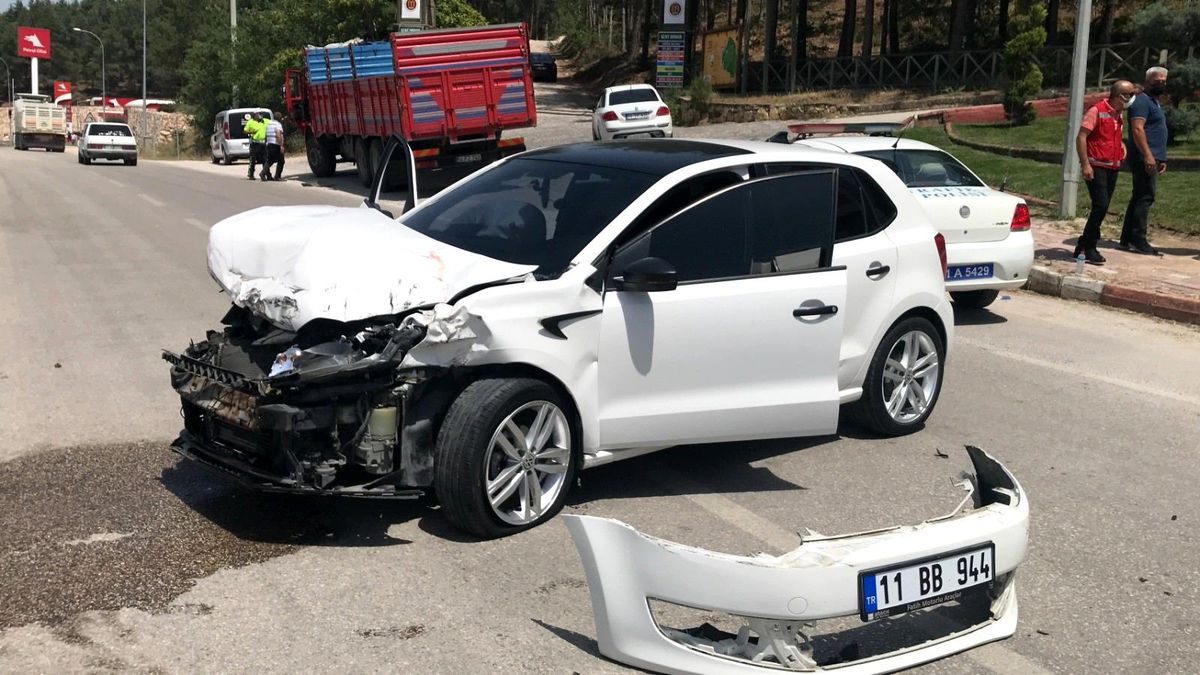Duraksayan kamyona otomobil arkadan çarptı; 2 kişi yaralandı