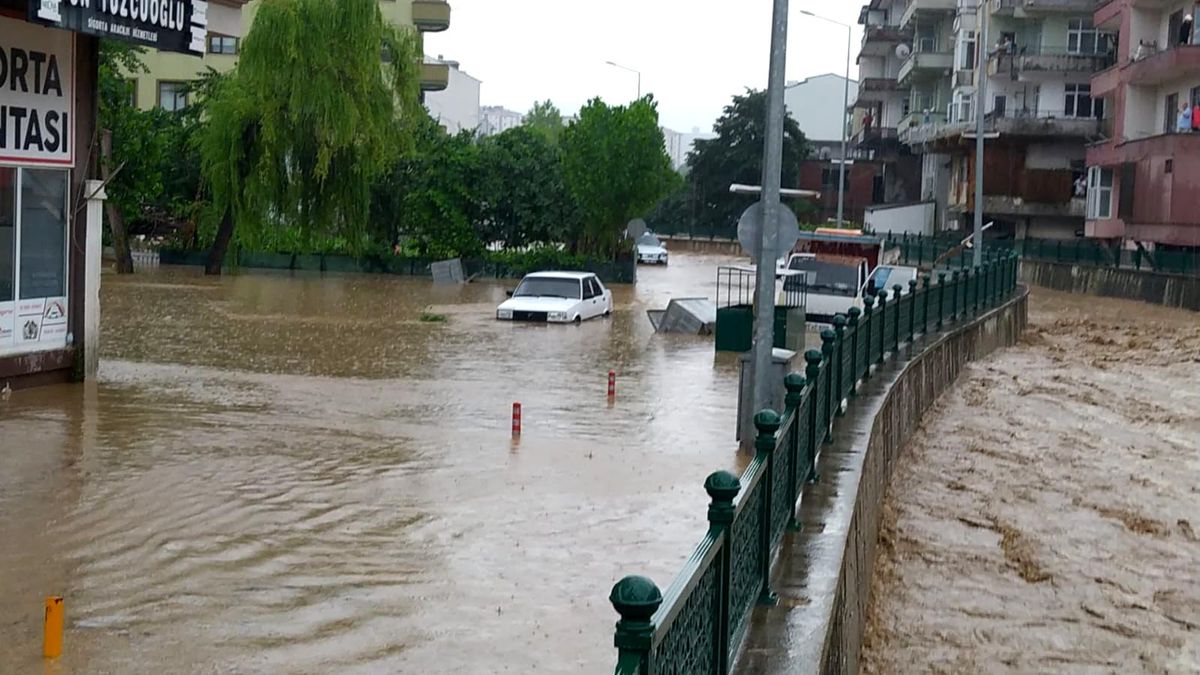 Düzce\'de sağanak yağış taşkınlara sebep oldu