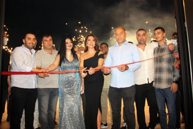Ebru Yaşar'ın katılımıyla Diyarbakır'da eğlence mekanı açıldı