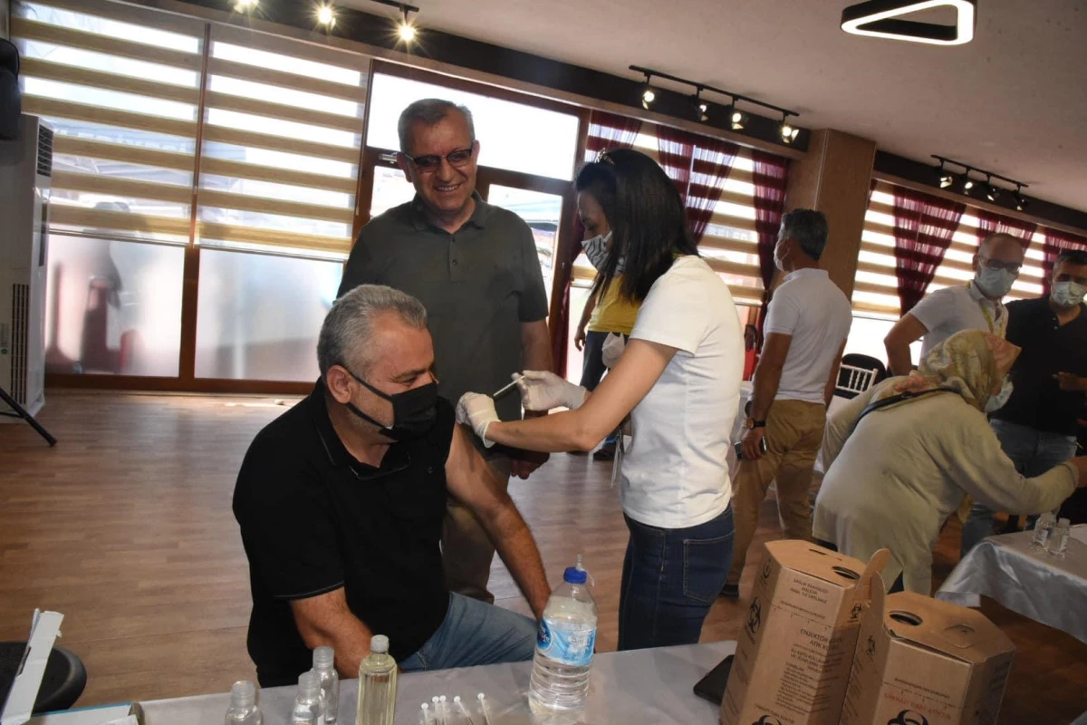 PAZARYERİNE GELENLER ÖNCE AŞI OLDU, SONRA ALIŞVERİŞ YAPTI