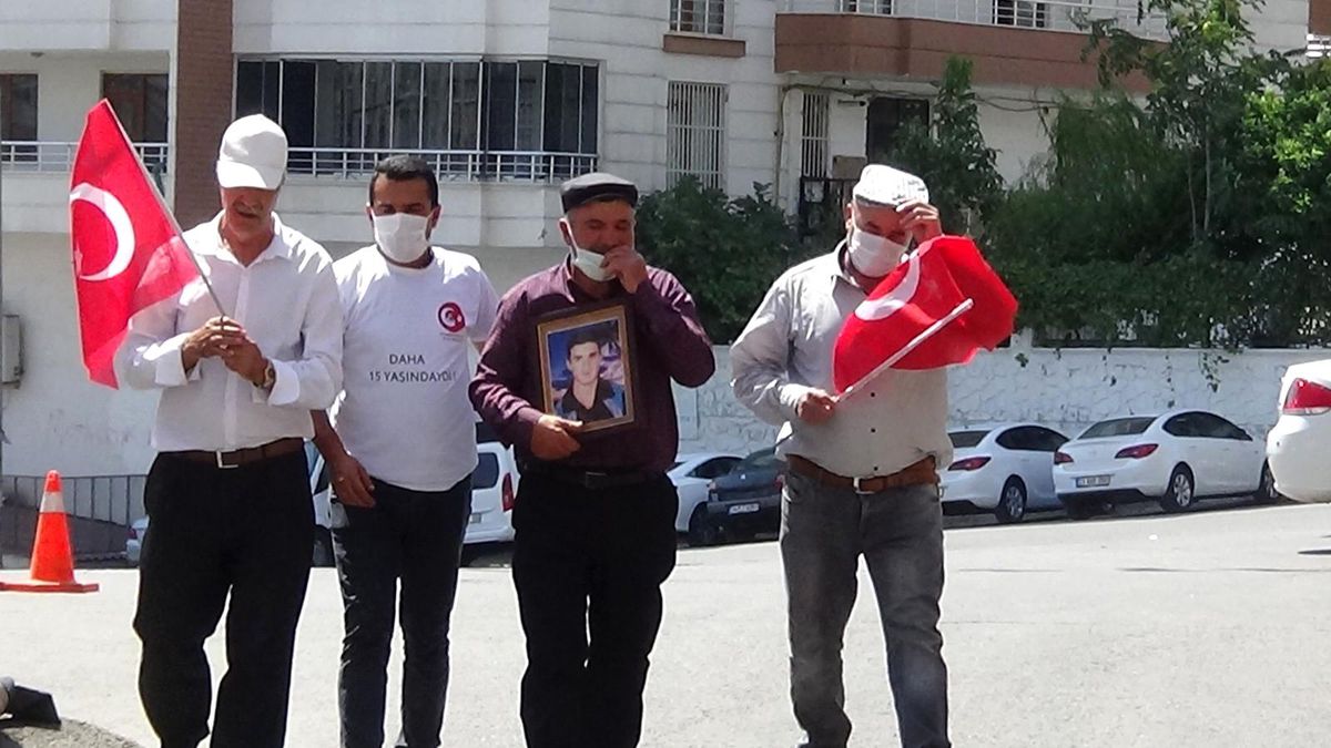 Evlat nöbetine katılan baba, oğlunu HDP\'lilerden istedi