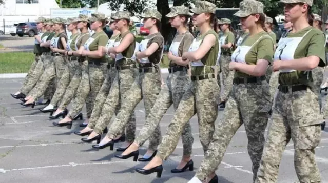 Ukrayna'da geçit töreni provasında kadın askerlere topuklu ayakkabı giydirildi, ülkede kriz çıktı
