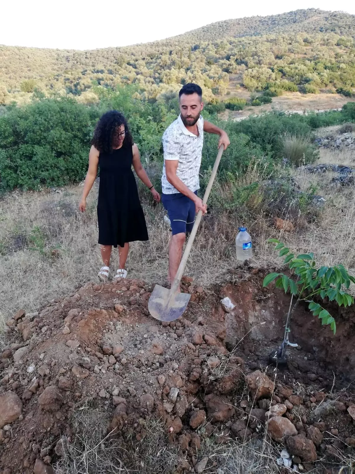 Geleneği tekrar hayata geçirdiler: Diktikleri ağaca ömür boyu bakacaklar