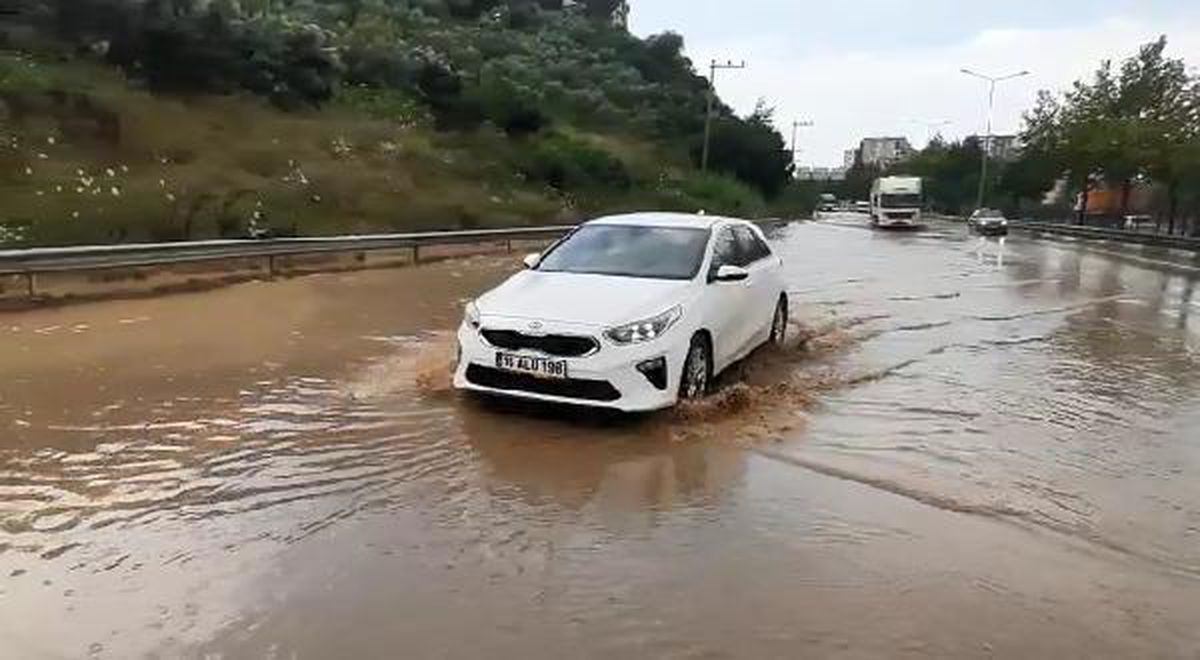 Gemlik\'te sağanak; Bursa- Yalova yolunda sürücülerin zor anları