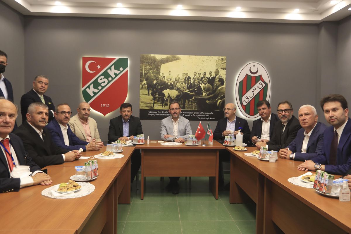 Gençlik ve Spor Bakanı Kasapoğlu, İzmir\'de