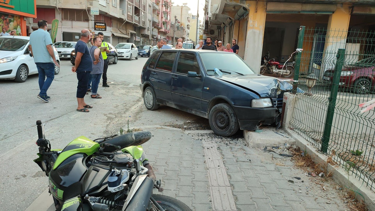 Hatay\'da otomobil ile motosiklet çarpıştı: 2 yaralı