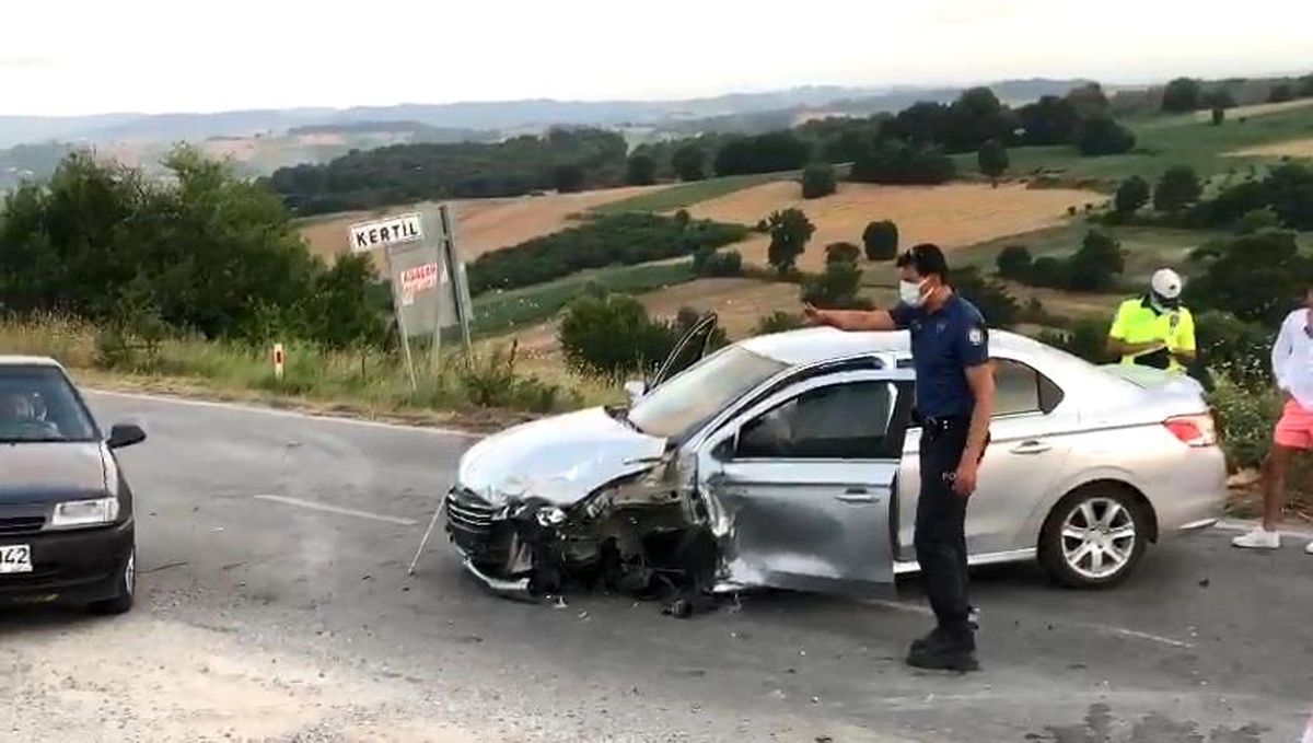 İki araç kafa kafaya çarpıştı: 4 yaralı