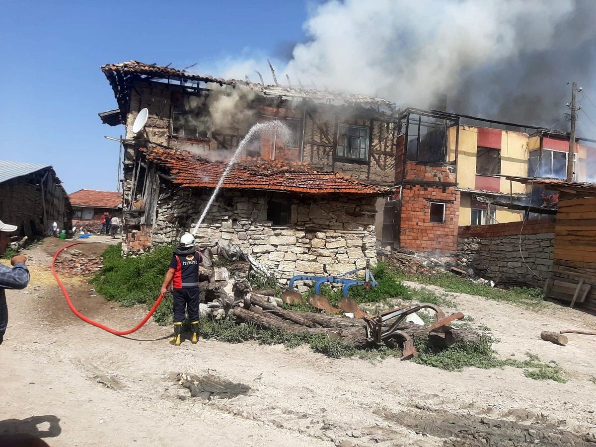 İskilip\'te çıkan yangında 3 ev yandı