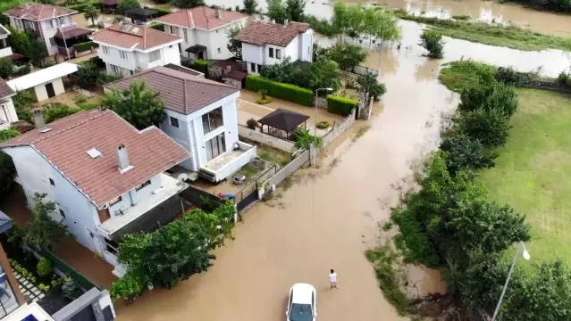 İstanbul'da etkili olan sağanak yağış vatandaşlara zor anlar yaşattı