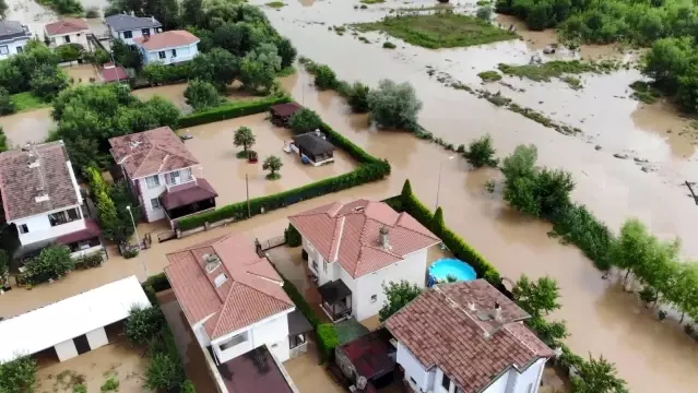 İstanbul'da etkili olan sağanak yağış vatandaşlara zor anlar yaşattı