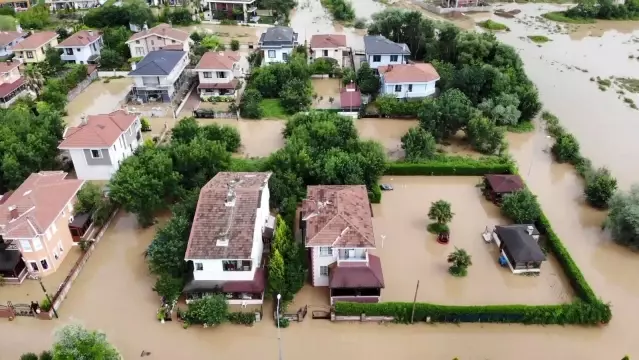 İstanbul'da etkili olan sağanak yağış vatandaşlara zor anlar yaşattı