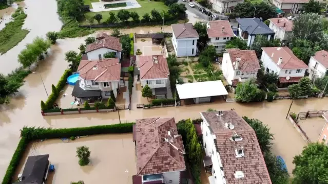 İstanbul'da etkili olan sağanak yağış vatandaşlara zor anlar yaşattı