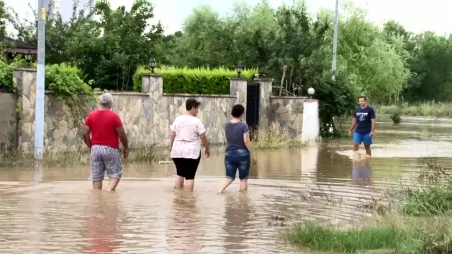 İstanbul'da etkili olan sağanak yağış vatandaşlara zor anlar yaşattı