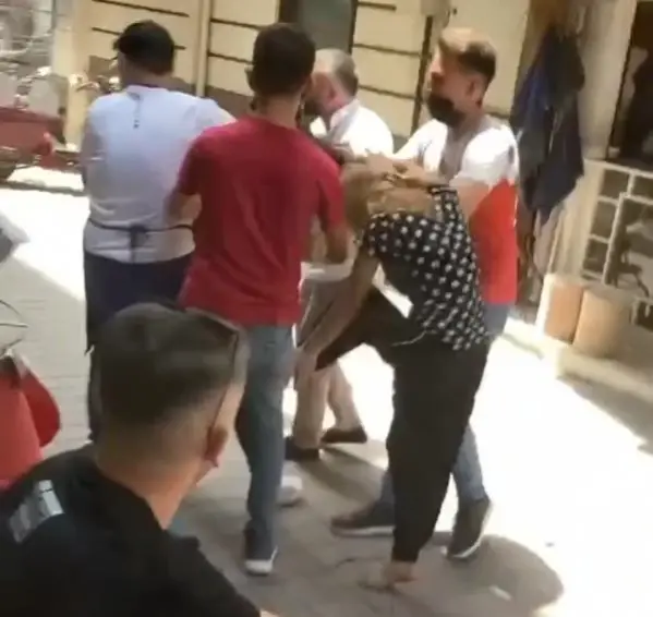 Kavgaya tutuşan genç kızları esnaf zorlukla ayırdı Kavgaya tutuşan genç kızları esnaf zorlukla ayırdı