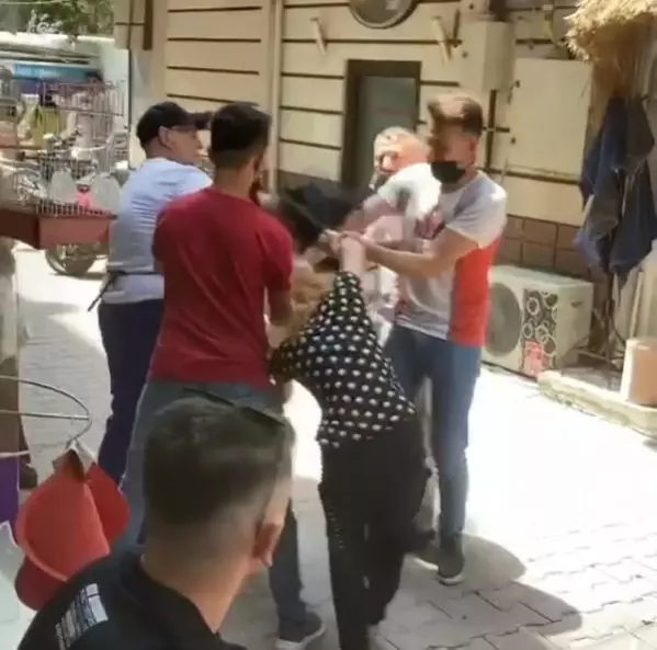 Kavgaya tutuşan genç kızları esnaf zorlukla ayırdı Kavgaya tutuşan genç kızları esnaf zorlukla ayırdı