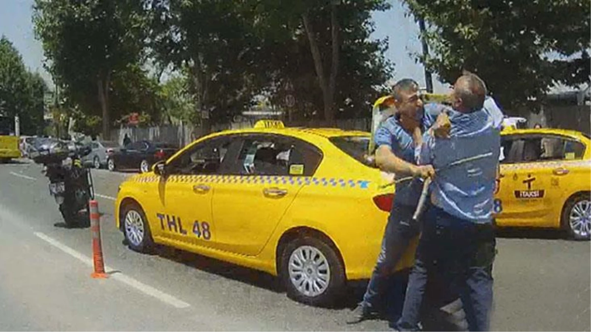 Kaza yapan taksicilerin kavgası, yolculara büyük korku yaşattı