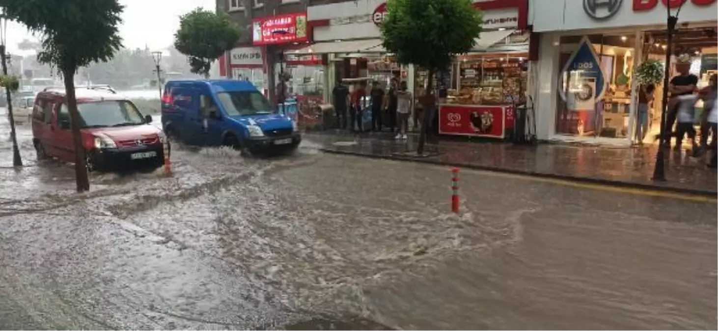 KIRIKKALE\'DE SAĞANAK NEDENİYLE CADDE VE SOKAKLAR SUYLA DOLDU