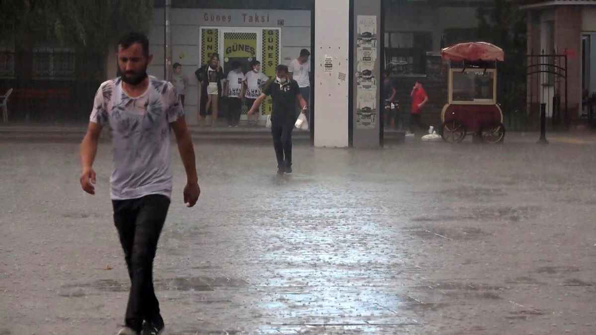 Kırıkkale\'de sağanak yağış hayatı olumsuz etkiledi
