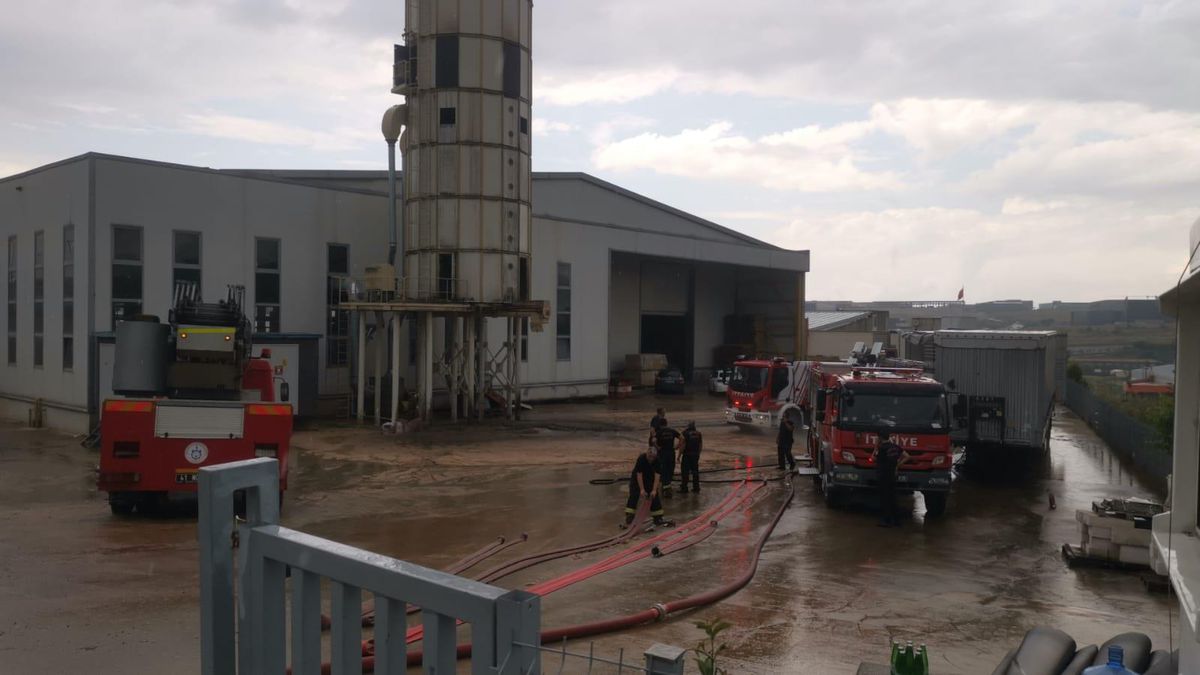 Kocaeli\'de kereste fabrikasında çıkan yangın hasara neden oldu