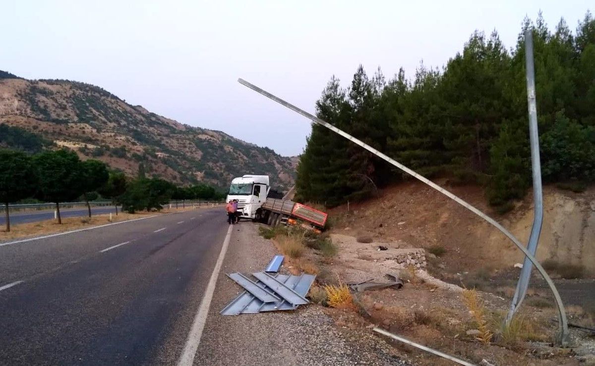 Kontrolden çıkan tır şarampole girdi