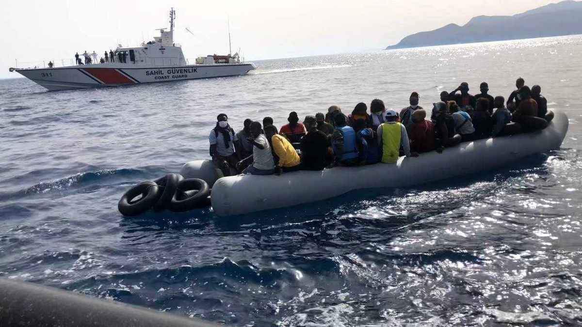 Kuşadası açıklarında 39 düzensiz göçmen kurtarıldı