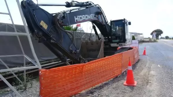 Kuşun yuva yaptığı iş makinesi 1,5 ay çalıştırılmayacak