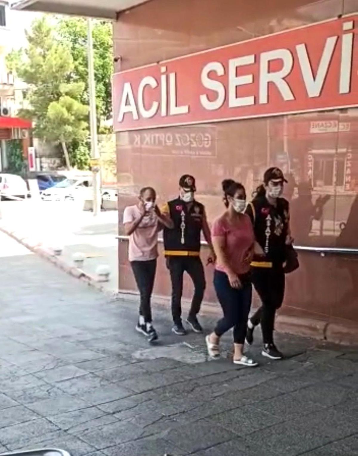 Kuyumcuya sahte altın satan 2 kişi yakalandı