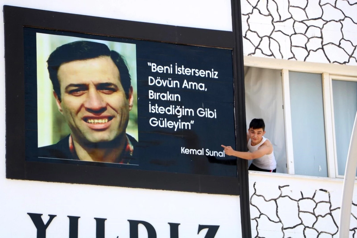Malatyalılar, Kemal Sunal\'ı apartman duvarındaki bu afişle unutmuyor