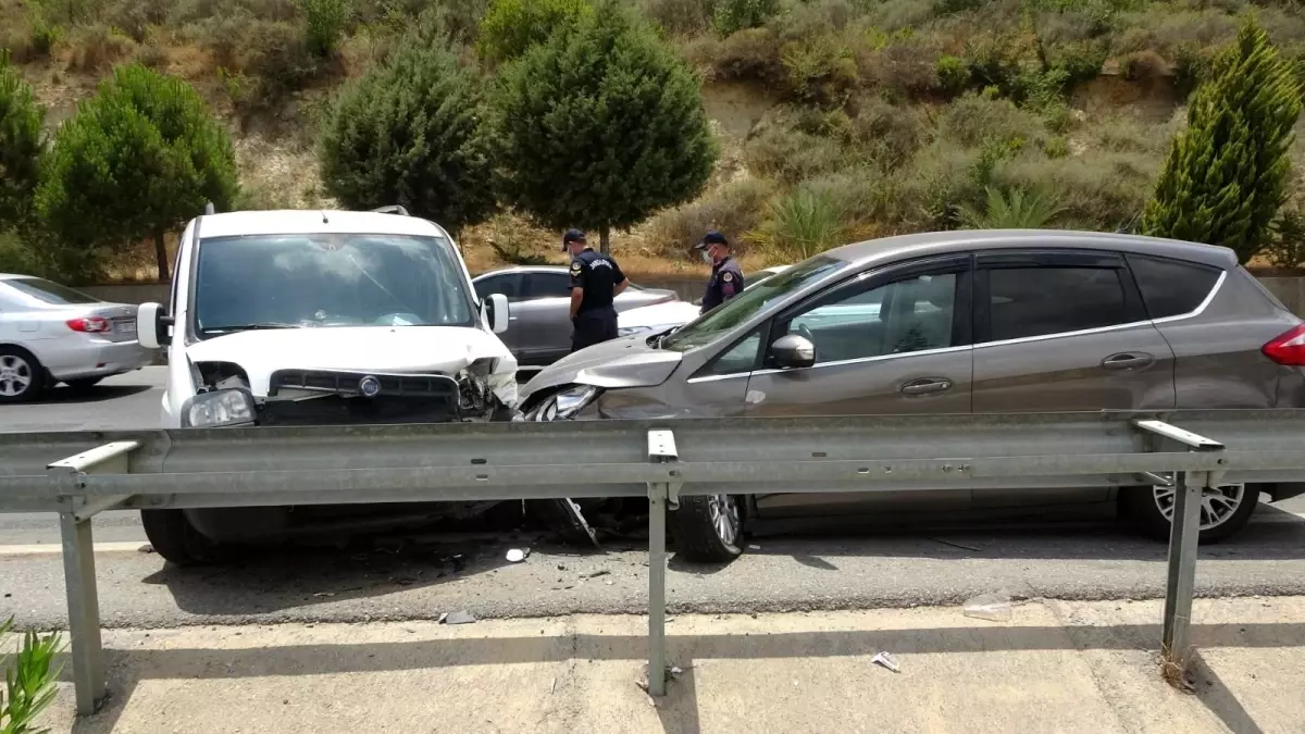 Son dakika! Manavgat\'ta trafik kazası: 2\'si çocuk 3 yaralı