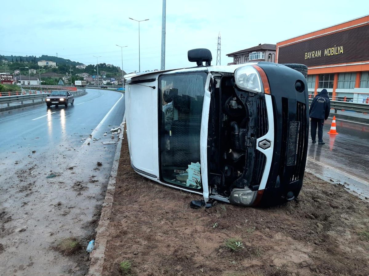 Minibüs kaygan zeminde devrildi: 1 yaralı