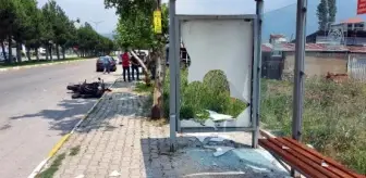 Motosiklet önce yayaya sonra durağa çarptı 1 ölü, 1 yaralı