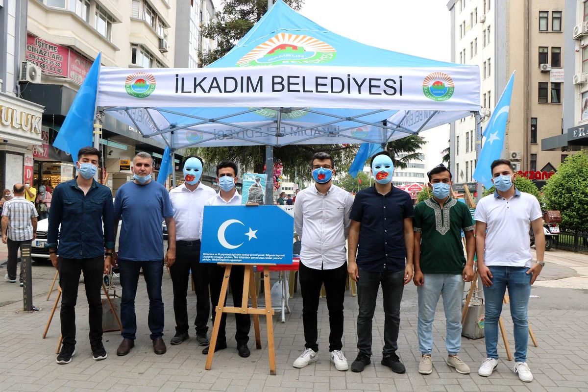 OMÜ\'lü doktor adaylarından Uygur Türklerine destek standı
