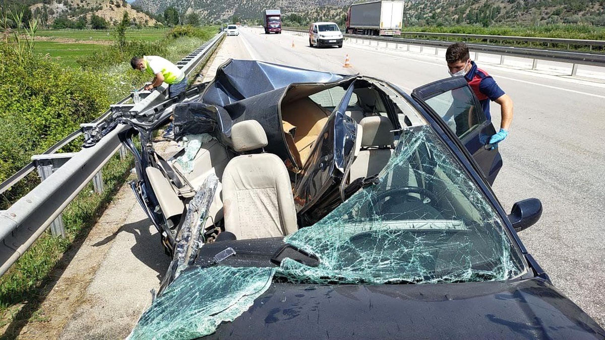 Otomobil tıra çarptı: 1 ölü, 2 yaralı