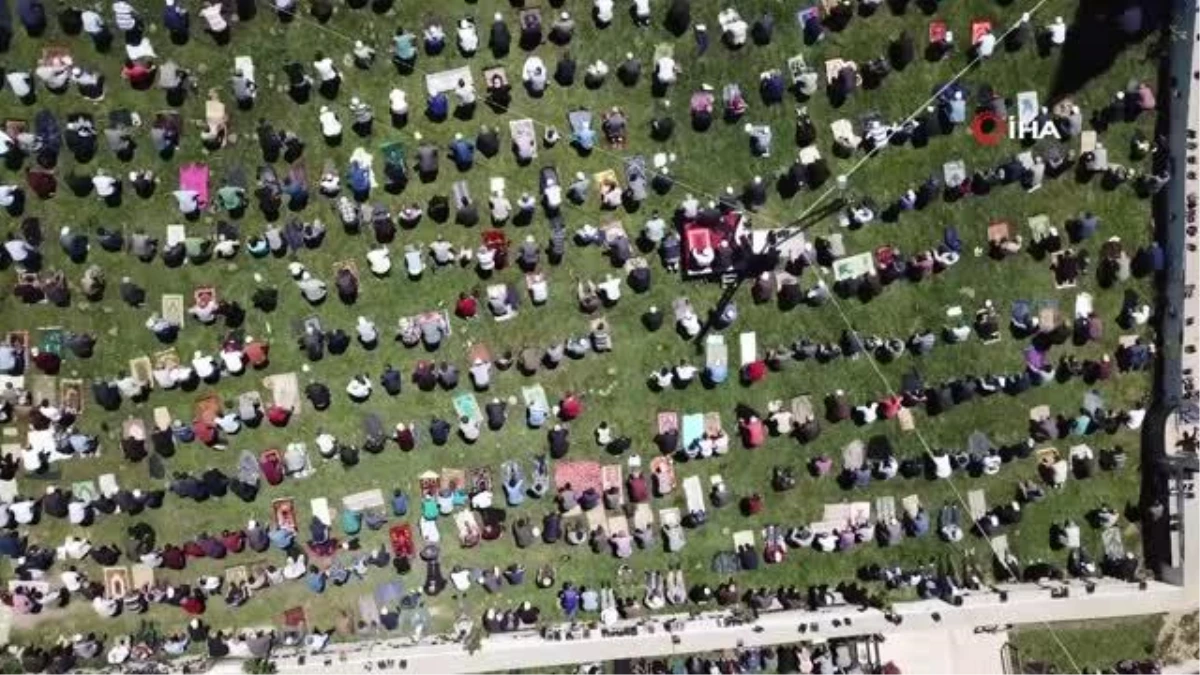 Seccadesi çim, kubbesi mavi gökyüzü olan camide namaz kılmanın huzurunu yaşadılar