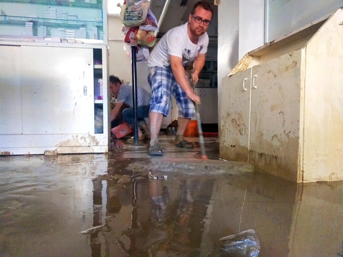 Sel felaketi mağduru esnaf, yaralarını sarmaya çalışıyor