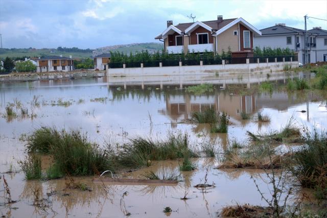Şile'de sağanak yağış nedeniyle dere taştı, evler sular altında kaldı