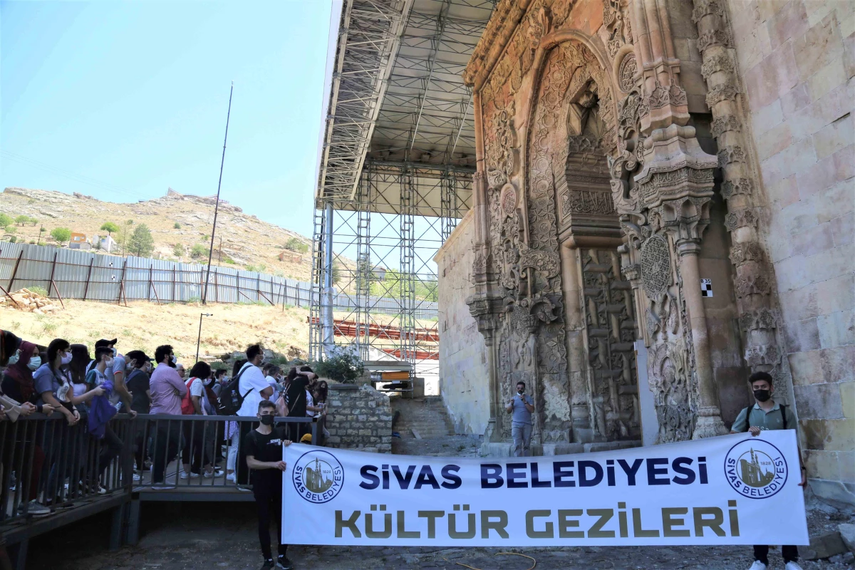 Sivas\'ta 200 öğrenci, Divriği\'deki tarihi mekanları gezdi