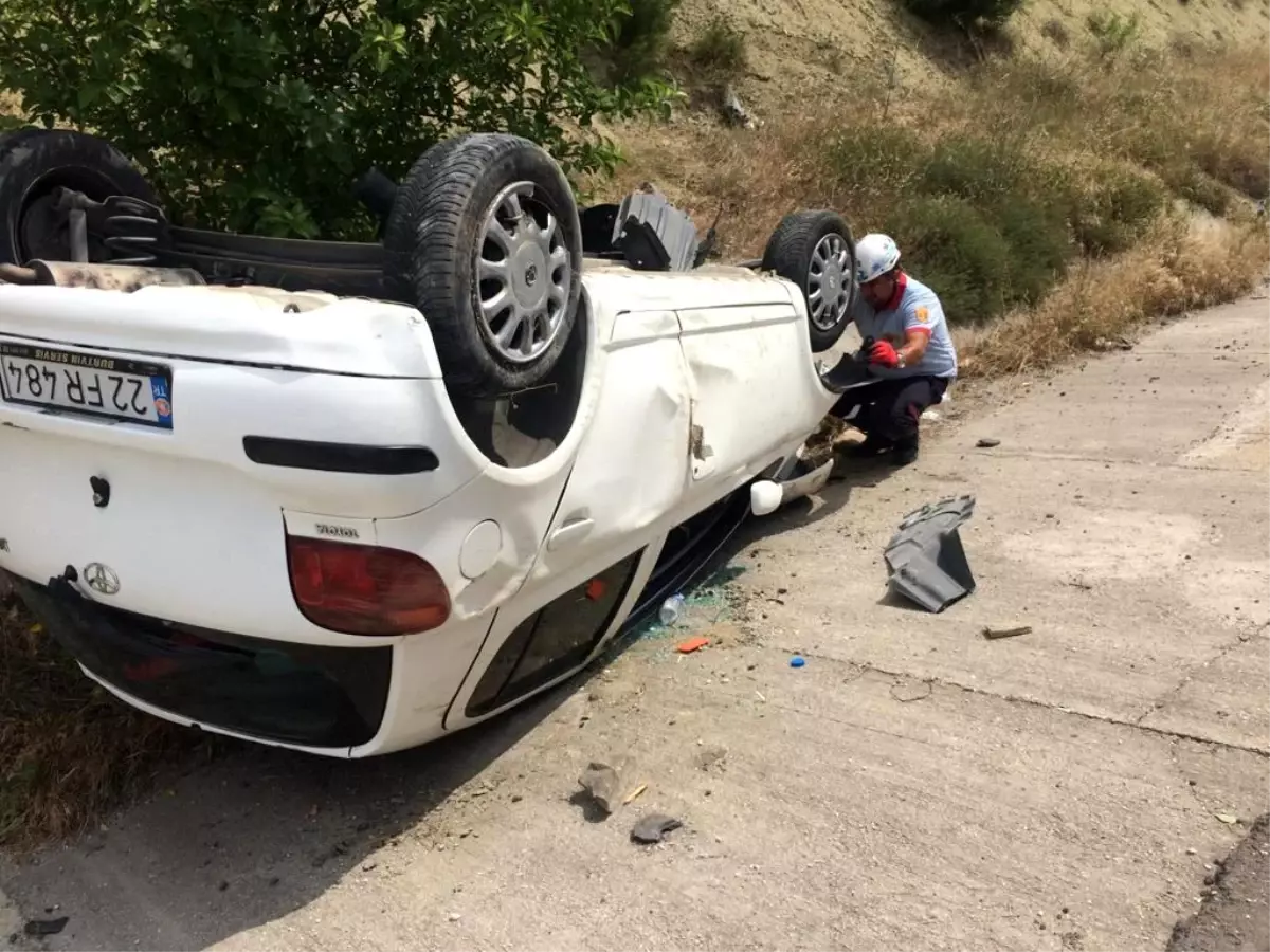 Takla atan otomobilde anne ve kızı yaralandı