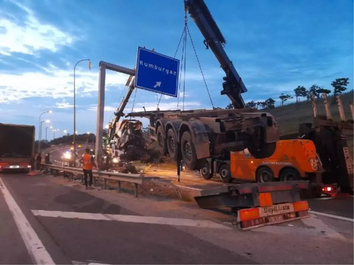 TEM\'de direksiyon hakimiyetini kaybedip yön tabelasına çarpan sürücü yaşamını yitirdi