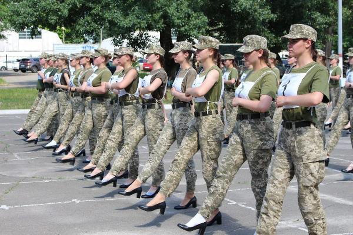 Son dakika: Ukraynalı kadın askerler, geçit töreni provalarına topuklu ayakkabılarla katıldı